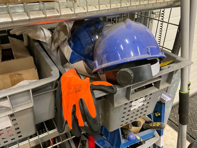 Handgereedschap etc in kar en manden - afbeelding 12 van  22