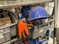 Handgereedschap etc in kar en manden - afbeelding 12 van  22