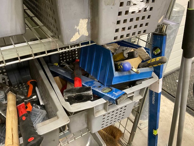 Handgereedschap etc in kar en manden - afbeelding 13 van  22