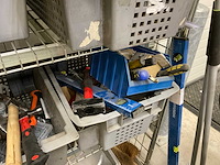 Handgereedschap etc in kar en manden - afbeelding 13 van  22