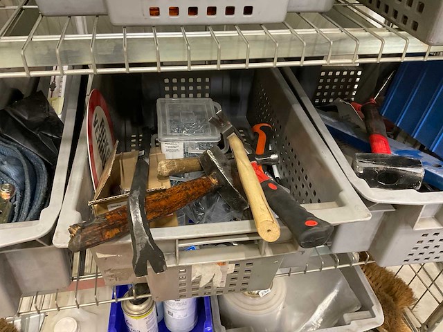 Handgereedschap etc in kar en manden - afbeelding 14 van  22