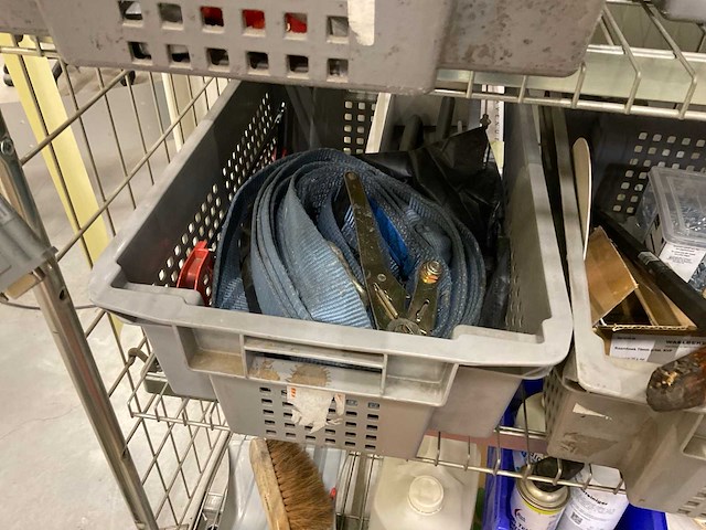 Handgereedschap etc in kar en manden - afbeelding 15 van  22
