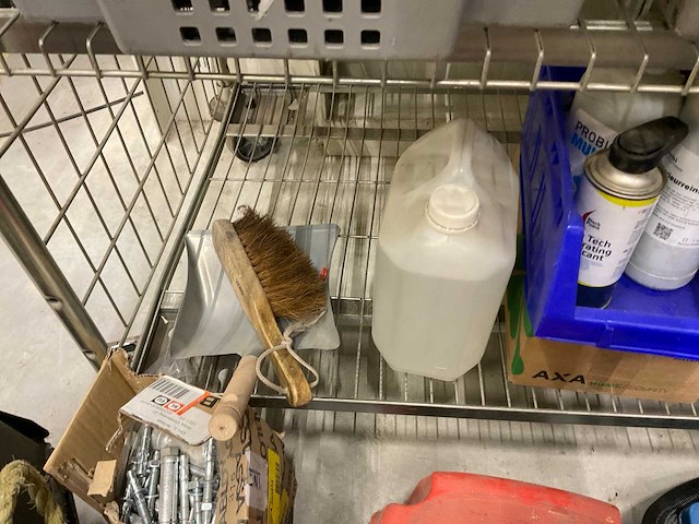 Handgereedschap etc in kar en manden - afbeelding 16 van  22