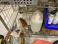 Handgereedschap etc in kar en manden - afbeelding 16 van  22