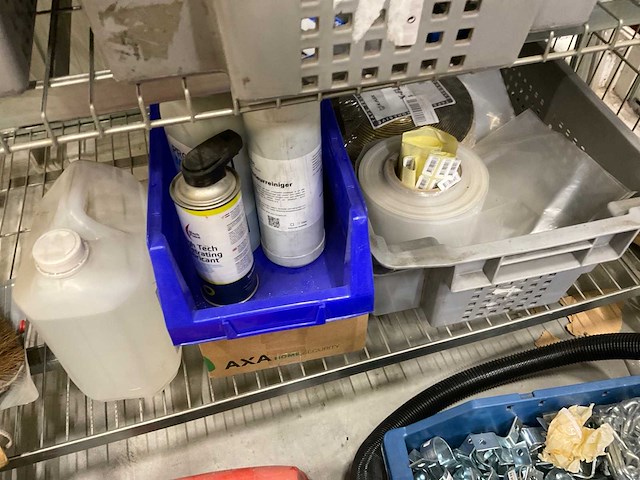 Handgereedschap etc in kar en manden - afbeelding 17 van  22