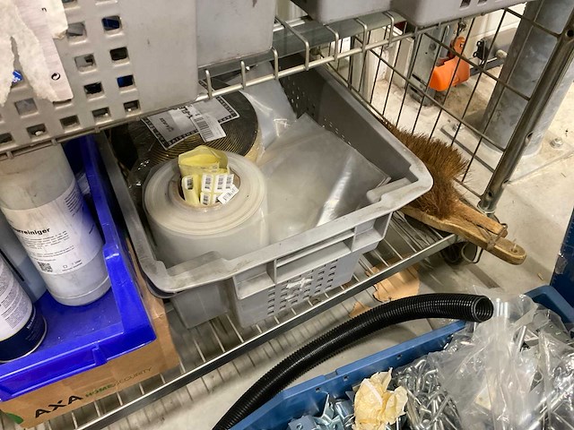 Handgereedschap etc in kar en manden - afbeelding 18 van  22