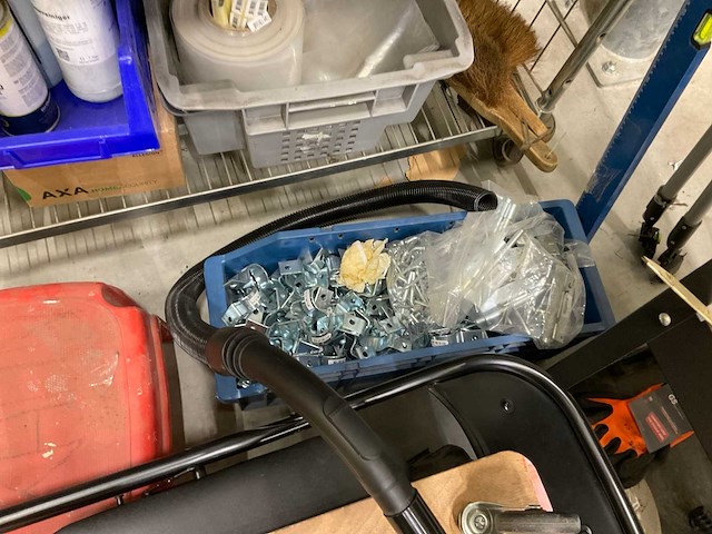 Handgereedschap etc in kar en manden - afbeelding 19 van  22