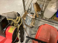 Handgereedschap etc in kar en manden - afbeelding 20 van  22