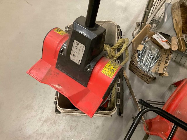Handgereedschap etc in kar en manden - afbeelding 21 van  22