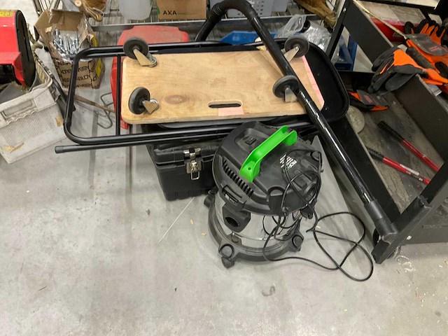 Handgereedschap etc in kar en manden - afbeelding 22 van  22