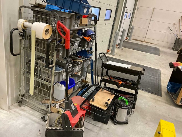 Handgereedschap etc in kar en manden - afbeelding 2 van  22