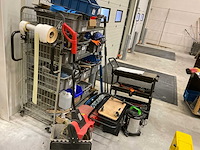 Handgereedschap etc in kar en manden - afbeelding 2 van  22