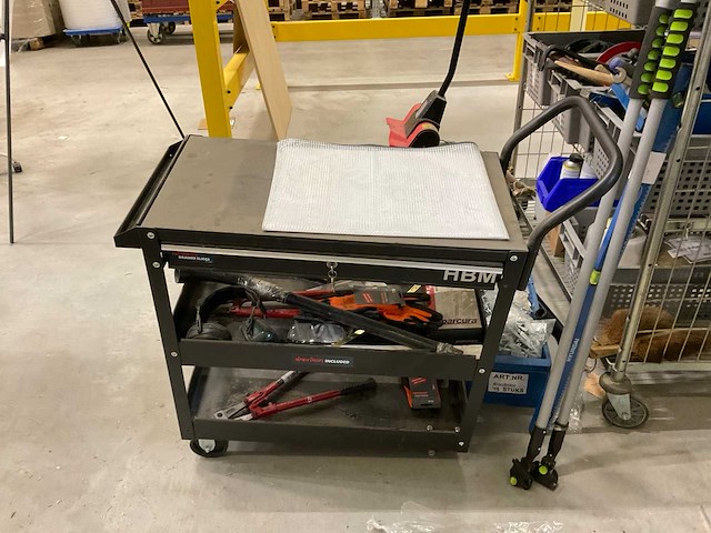 Handgereedschap etc in kar en manden - afbeelding 3 van  22