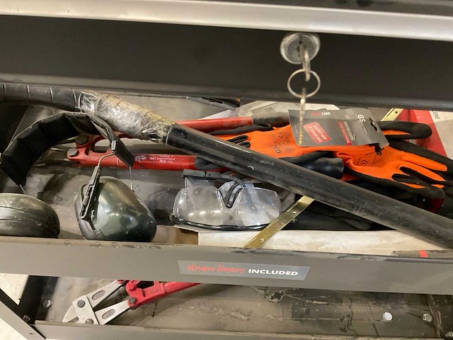 Handgereedschap etc in kar en manden - afbeelding 4 van  22