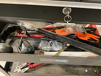 Handgereedschap etc in kar en manden - afbeelding 4 van  22