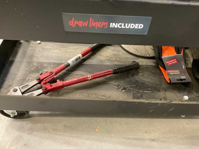 Handgereedschap etc in kar en manden - afbeelding 5 van  22