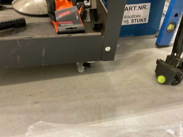 Handgereedschap etc in kar en manden - afbeelding 6 van  22