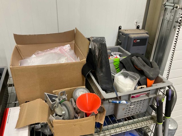 Handgereedschap etc in kar en manden - afbeelding 8 van  22