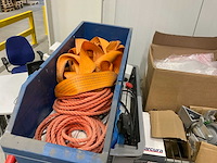 Handgereedschap etc in kar en manden - afbeelding 9 van  22