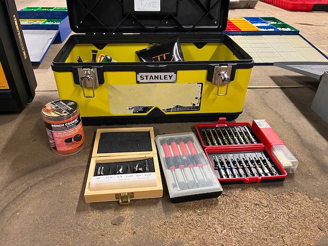 Handgereedschap in stanley koffer - afbeelding 1 van  7