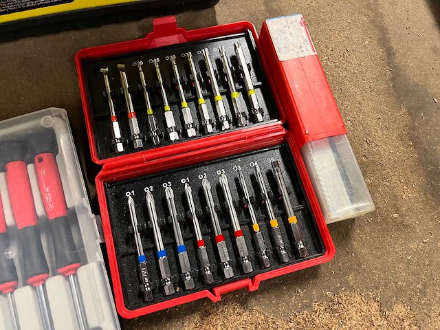 Handgereedschap in stanley koffer - afbeelding 3 van  7