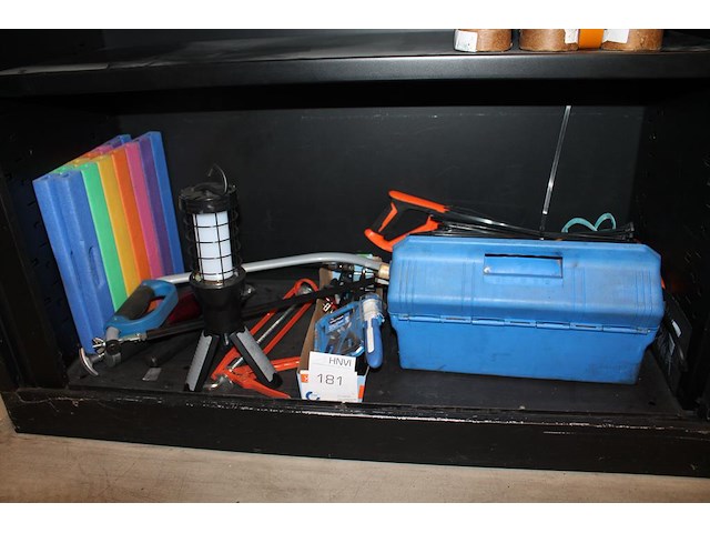 Handgereedschappen en hulpmiddelen op schap. - afbeelding 1 van  3