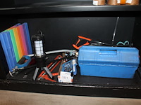 Handgereedschappen en hulpmiddelen op schap. - afbeelding 1 van  3