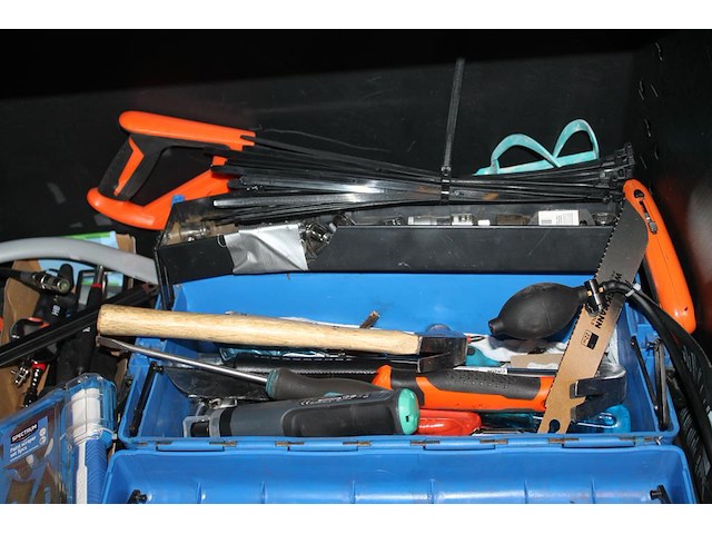 Handgereedschappen en hulpmiddelen op schap. - afbeelding 2 van  3