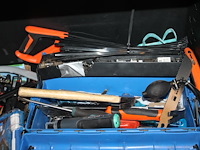 Handgereedschappen en hulpmiddelen op schap. - afbeelding 2 van  3