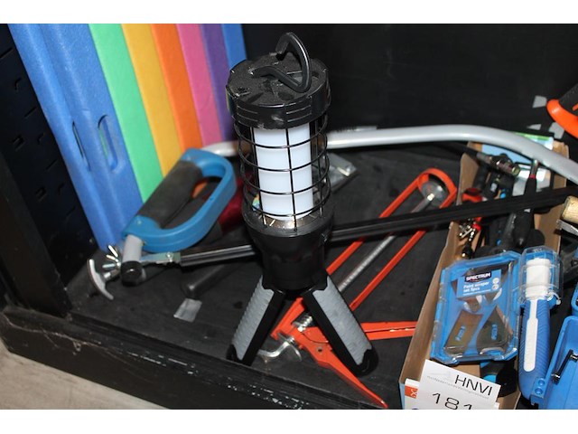 Handgereedschappen en hulpmiddelen op schap. - afbeelding 3 van  3