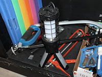 Handgereedschappen en hulpmiddelen op schap. - afbeelding 3 van  3