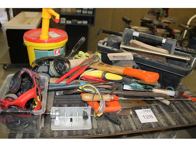 Handgereedschappen en klusproducten waaronder bijl, hamers, zagen, masker, lijm, enz. - afbeelding 1 van  5