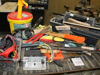 Handgereedschappen en klusproducten waaronder bijl, hamers, zagen, masker, lijm, enz. - afbeelding 1 van  5