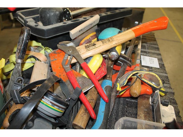 Handgereedschappen en klusproducten waaronder bijl, hamers, zagen, masker, lijm, enz. - afbeelding 2 van  5