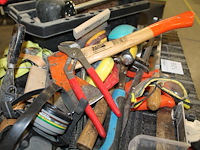 Handgereedschappen en klusproducten waaronder bijl, hamers, zagen, masker, lijm, enz. - afbeelding 2 van  5