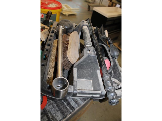 Handgereedschappen en klusproducten waaronder bijl, hamers, zagen, masker, lijm, enz. - afbeelding 4 van  5