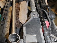 Handgereedschappen en klusproducten waaronder bijl, hamers, zagen, masker, lijm, enz. - afbeelding 4 van  5