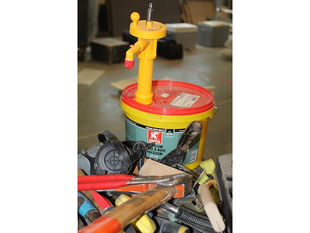 Handgereedschappen en klusproducten waaronder bijl, hamers, zagen, masker, lijm, enz. - afbeelding 5 van  5