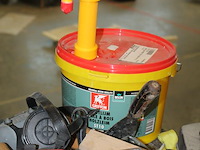 Handgereedschappen en klusproducten waaronder bijl, hamers, zagen, masker, lijm, enz. - afbeelding 5 van  5