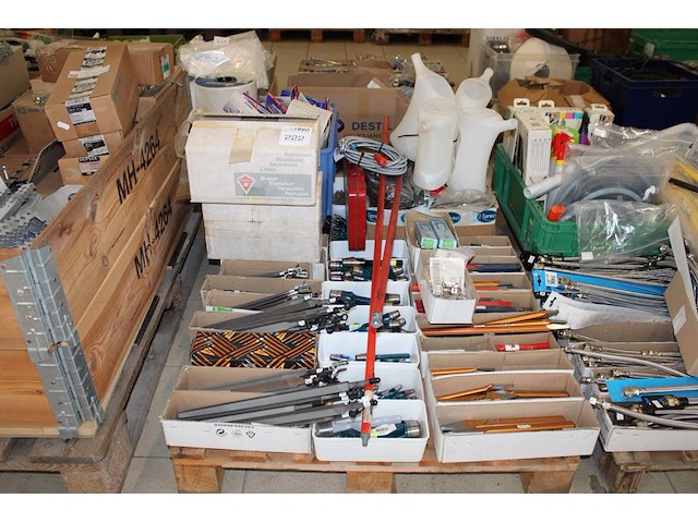 Handgereedschappen en soldeerproducten soldomat w.o. beitels, holpijpen, vijlen en sloten. - afbeelding 1 van  3