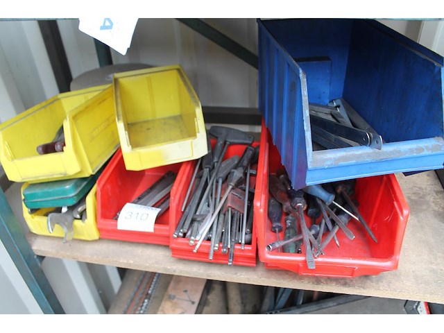 Handgereedschappen in 6 kunststof bakken w.o. schroevendraaiers en inbussleutels. - afbeelding 1 van  3