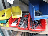 Handgereedschappen in 6 kunststof bakken w.o. schroevendraaiers en inbussleutels. - afbeelding 1 van  3