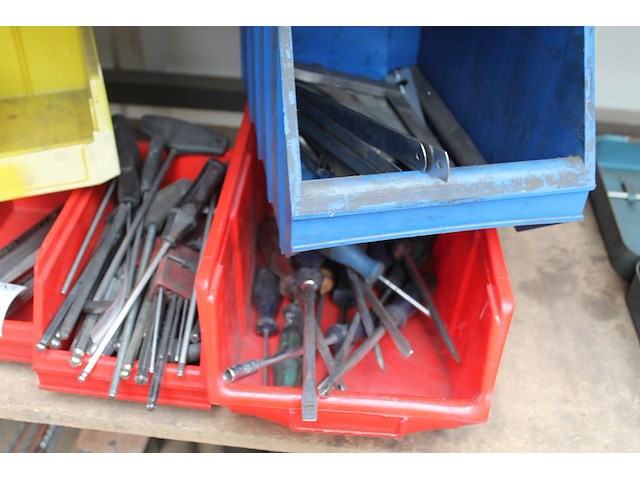 Handgereedschappen in 6 kunststof bakken w.o. schroevendraaiers en inbussleutels. - afbeelding 2 van  3