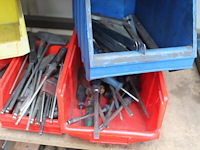 Handgereedschappen in 6 kunststof bakken w.o. schroevendraaiers en inbussleutels. - afbeelding 2 van  3