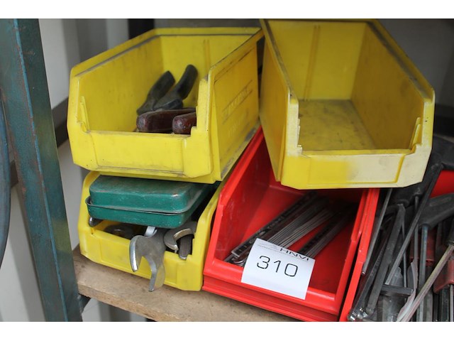 Handgereedschappen in 6 kunststof bakken w.o. schroevendraaiers en inbussleutels. - afbeelding 3 van  3