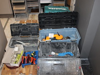 Handgereedschappen in en om 3 gereedschapskisten w.o. pijpsleutels, pijpensnijders en schroevendraaiers. - afbeelding 1 van  2