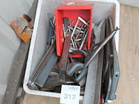 Handgereedschappen in kunststof krat w.o. zagen, tangen en blokhaak. - afbeelding 2 van  2