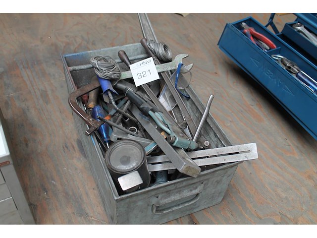 Handgereedschappen in metalen kist. - afbeelding 1 van  2