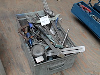 Handgereedschappen in metalen kist. - afbeelding 1 van  2