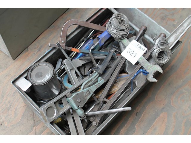 Handgereedschappen in metalen kist. - afbeelding 2 van  2